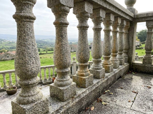 Balaustradas de piedra para terrazas y escaleras en Verín y Baixa Limia - Imagen 1