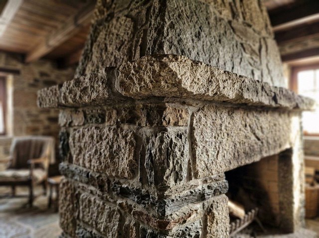 Chimeneas en piedra y lareiras a medida en Verín y Baixa Limia - Imagen 1