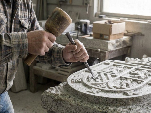 Escudos y piezas decorativas en piedra para fachadas en Verín y Baixa Limia - Imagen 1