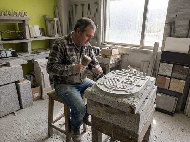 Escudos y piezas decorativas en piedra para fachadas en Verín y Baixa Limia