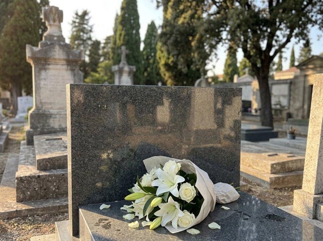 Lápidas personalizadas en piedra y granito en Verín y Baixa Limia - Imagen 1