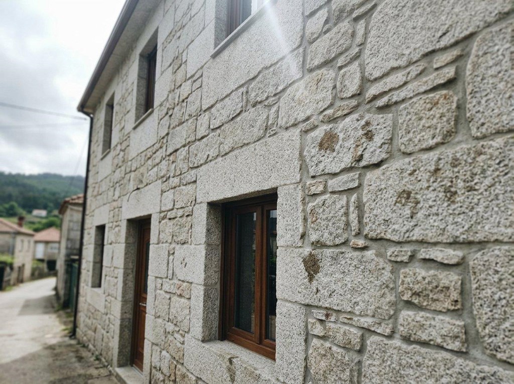 Foto 1 Revestimientos en piedra y porcelánico para fachadas en Verín y Baixa Limia